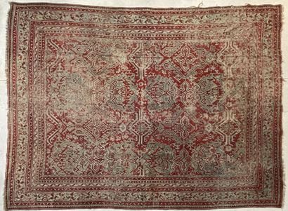 Grand tapis. 
400 x 300 cm. 
Usures. 
