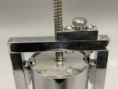 Presse agrumes moderniste en métal chromé...