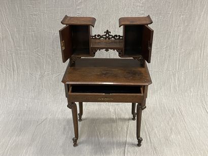 Small desk with a japanese step in the taste...