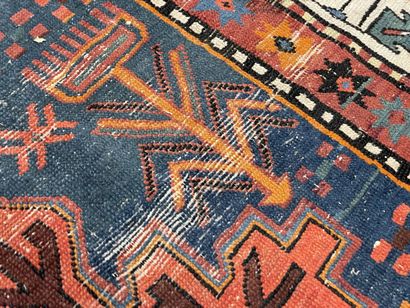 Tapis galerie. 
360 x 115 cm. 
Usures. 