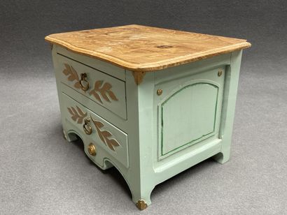 Commode de maitrise en bois sculpté et laqué...