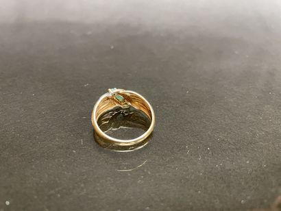Bague en or sertie de trois émeraudes.
Or...