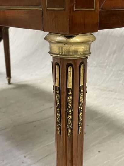 Flat desk in mahogany and mahogany veneer,...