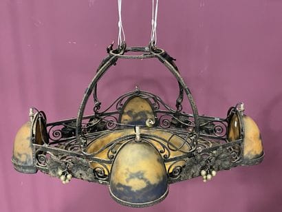 MULLER frères.
Lustre en fer forgé souligné...