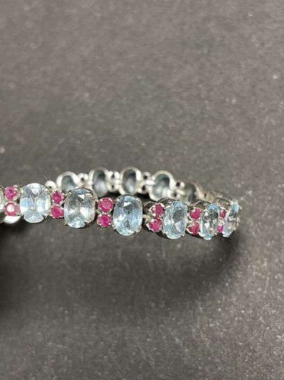 Bracelet rivière en argent, grenats et topazes...