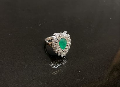 Bague en or sertie d'une émeraude taille...