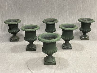 Suite of six Medici vases in cast aluminum
H:...