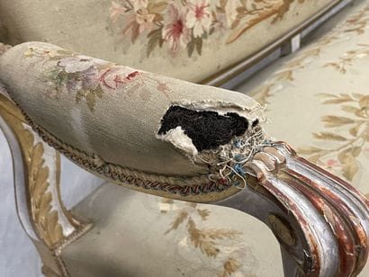 Sofa in wood carved with acanthus, lacquered...