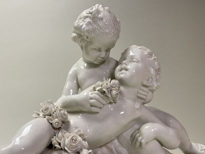 CAPODIMONTE 
Couple de putti
Groupe en porcelaine...