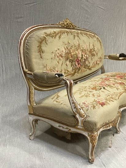 Sofa in wood carved with acanthus, lacquered...