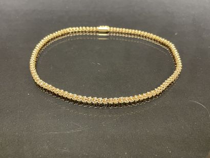 Collier en or, maille ronde entrelacée, fermoir...