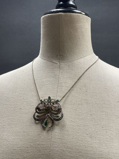 Pendentif broche en or orné de roses diamants...