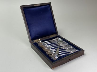 Ecrin de douze fourchettes à huitres, par...