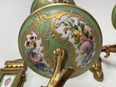 Suite de quatre appliques en bronze doré...