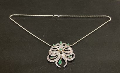 Pendentif broche en or orné de roses diamants...