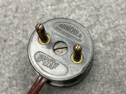 JUMO
Lampe en bakelite noire, bagues cuivrées...
