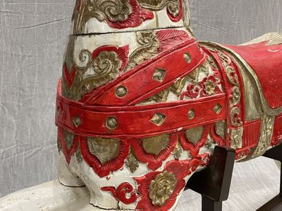Cheval de manège en bois sculpté et laqué,...