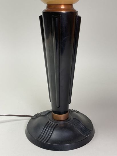 JUMO
Lampe en bakelite noire, bagues cuivrées...