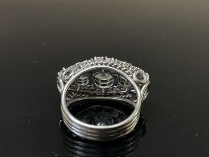Importante bague en platine sertie de diamants.
Diamant...