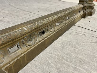 Devant de cheminée en bronze, encadré de...