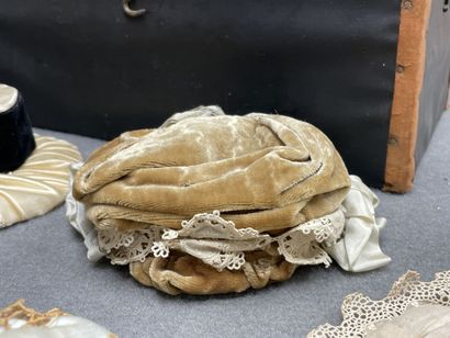 Malle ancienne de poupée avec trois bonnets,...
