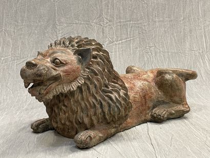 Lion monumental en terre cuite patinée.
47...