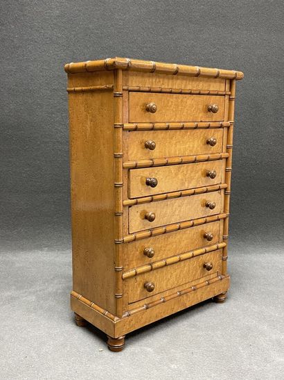 Mobilier de poupée en placage de sycomore...