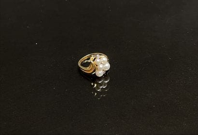 Bague or ornée de cinq perles de culture.
Or...