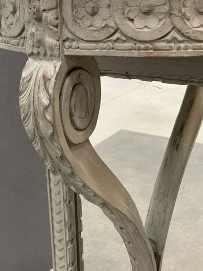 Console of vestibule forming planter in low...