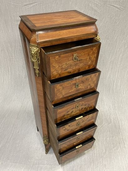 Semainier inlaid with flowers and cubes in...