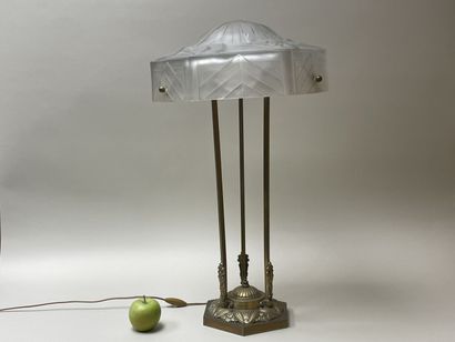 DEGUE 
Grande lampe en bronze et abat jour...