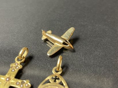 Three pendants in gold 750°/00., a plane,...