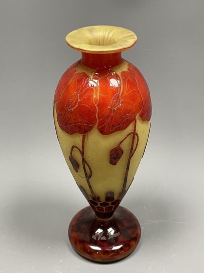 Le Verre Français
Vase sur piedouche en verre...