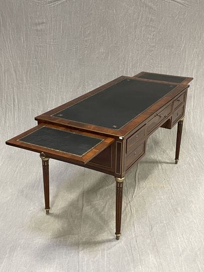 Flat desk in mahogany and mahogany veneer,...