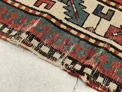 Tapis galerie. 
360 x 115 cm. 
Usures. 