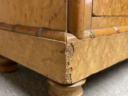 Mobilier de poupée en placage de sycomore...