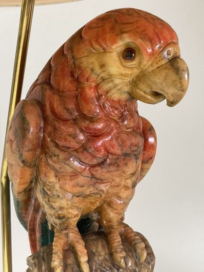 Lampe figurant un perroquet, en pierre dure...