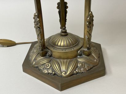 DEGUE 
Grande lampe en bronze et abat jour...
