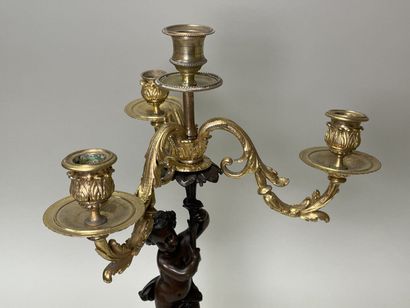 Paire de candelabres en bronze patiné et...