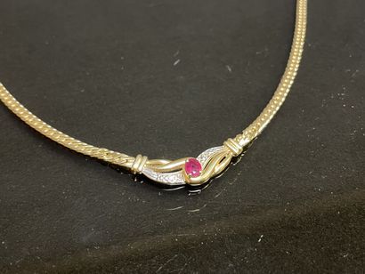 Collier en or, serti au entre d'un rubis...