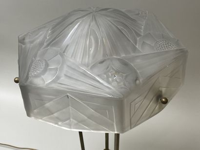 DEGUE 
Grande lampe en bronze et abat jour...