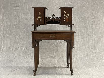 Small desk with a japanese step in the taste...