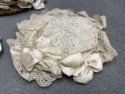 Malle ancienne de poupée avec trois bonnets,...