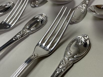 Ménagère à entrement en argent, par Hénin...