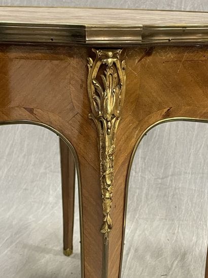 Pedestal table in frieze with four cambered...