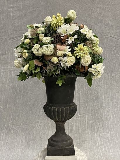 Medici vase in cast iron on a lacquered wood...