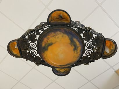MULLER frères.
Lustre en fer forgé souligné...