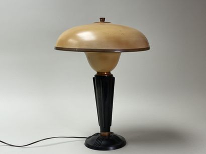 JUMO
Lampe en bakelite noire, bagues cuivrées...