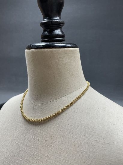 Collier en or, maille ronde entrelacée, fermoir...