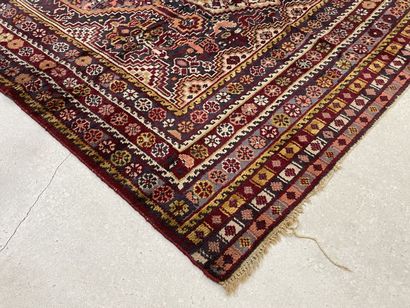 Tapis en laine
300 x 190 cm. 
